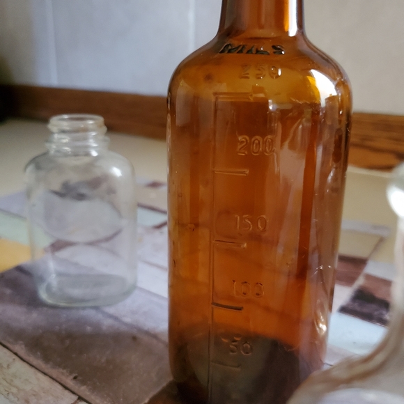 Bundle vintage old medicine bottles - Picture 5 of 11